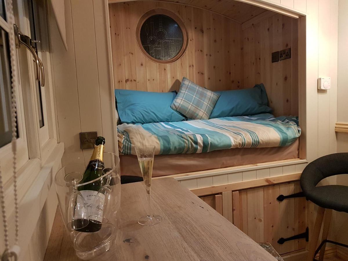 Waterside Shepherds Hut * York